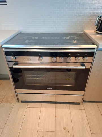 Siemens freestanding gas cooker with glass hob and oven - good condition