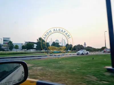 شقة واسعة مكونة من غرفتي نوم وصالة مع خزائن ملابس، وموقف سيارات مغطى مقابل فلل الزاهية.