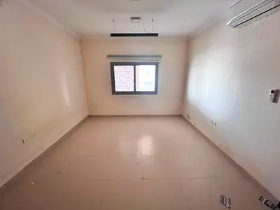 فرصة مميزة للإيجار السنوي في عجمان استديو طابق أرضي في المويهات 2 بمساحة كبيرة وموقع مميز على شارع رئيسي