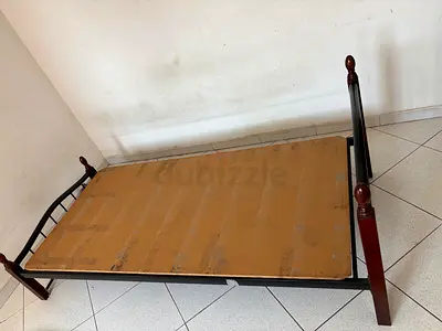 Metal frame single bed with wooden posts – used, good for spare room