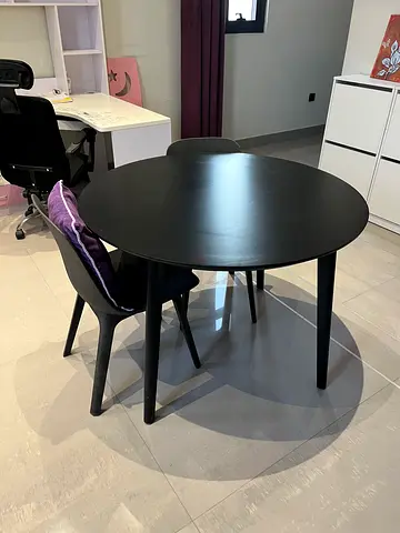 طاولة طعام صغيره دائرية بأربع كراسي