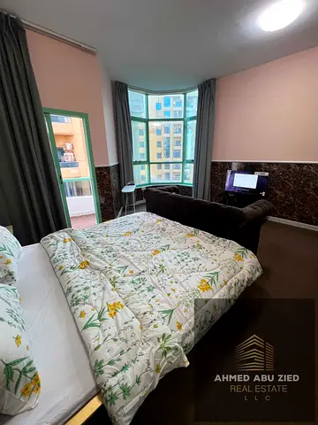 Stunning furnished 2BR in Creek Towers, Ajman. High floor, master maid's room, 3 baths, luxury finishing & great view.