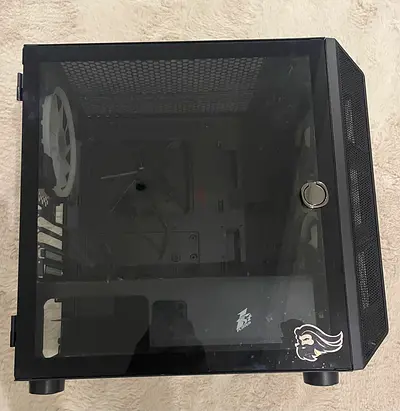 Compact mini-ITX/Micro-ATX PC case with tempered glass side panel