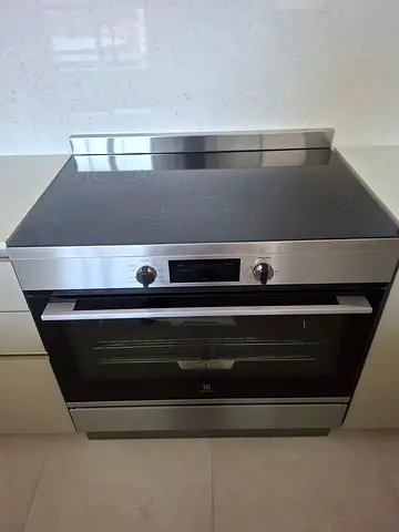 Electrolux 5 hobs electric ceramic stove same like new condition