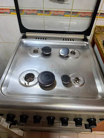 Used freestanding cooking range with 4 burners - good working condition