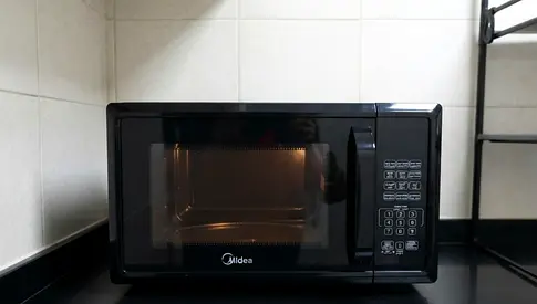 Midea countertop microwave in perfect condition, used for less than a year and still under warranty