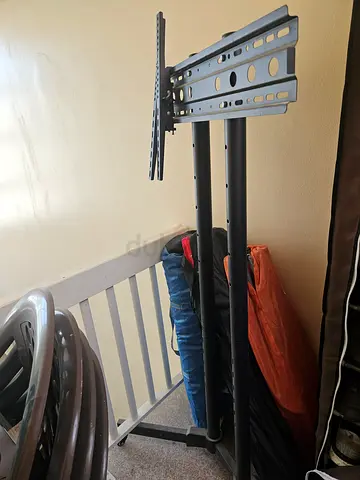 Adjustable freestanding TV floor stand / mount - universal fit