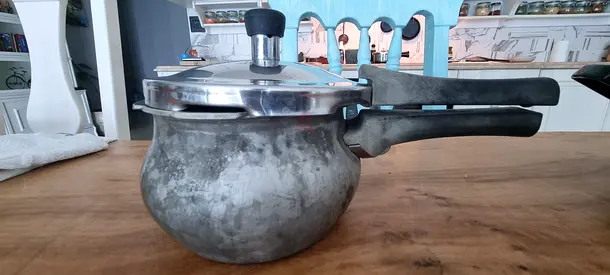 Sturdy Aluminum Pressure Cooker from Prestige with Safety Lid 2.0L