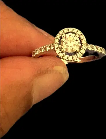 Elegant halo-style diamond engagement ring (18 k gold, 0.59 diamonds)