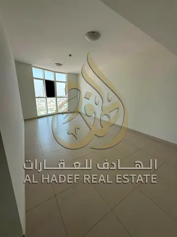ثاني ساكن – باركينج مجانًا – غرفتا نوم ماستر بإطلالة بانورامية – تكييف وغاز مركزي – موزّع للخصوصية – 3 حمامات بتشطيب راقٍ – على مخرج دبي .
