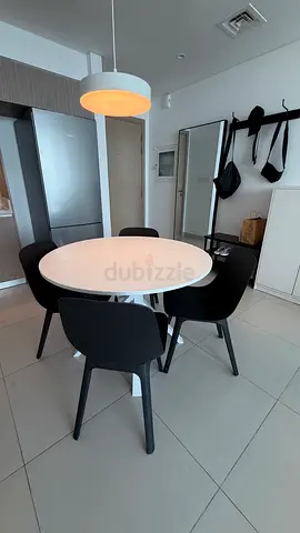 Round dining table