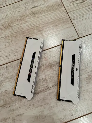 Pair of Corsair Vengeance DDR4 RAM sticks 16 gb each pair( white) - used