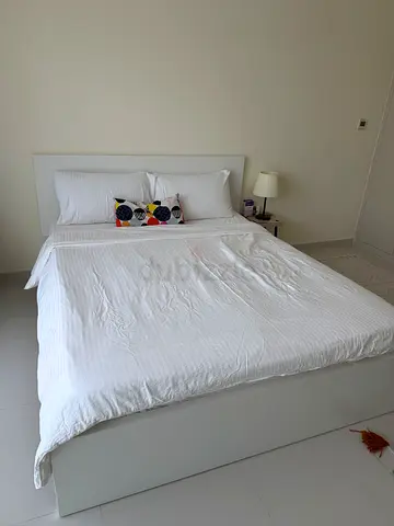 White malm Ikea queen bed with mattress - 160cm - 6 months of use