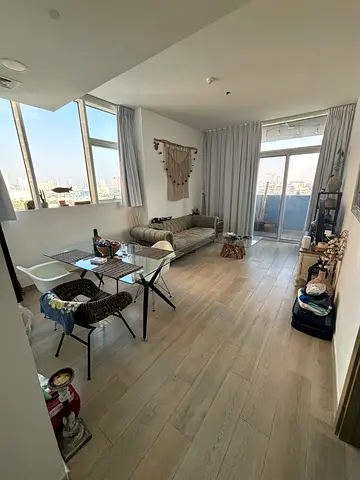 Room for rent in 2 bed apartment