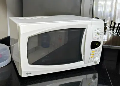 Microware, grill  convention oven from LG in a very good condition. Size 20 liters.