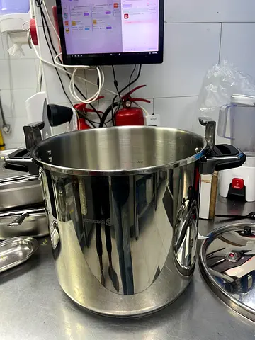 Large Stainless Steel Stock Pot - Good Condition
