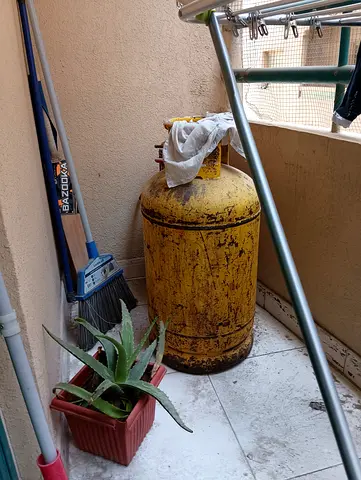 Yellow Gas Cylinder for Resale