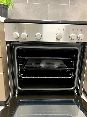 Stainless Steel Built-in Electric Oven with 4 Burners - Good Condition