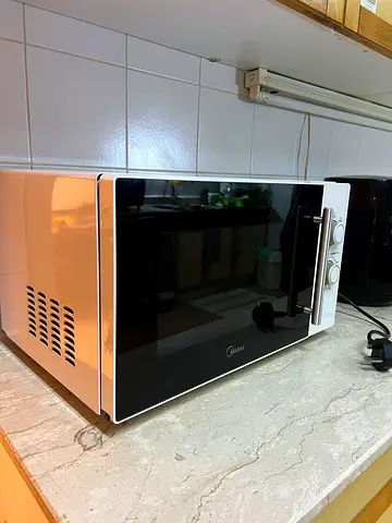 Midea Countertop Microwave - Good Working Condition