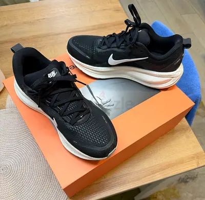 Nike Vomero 18 running shoes (size 42.5)