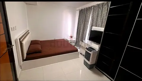 No Comission Master Room for rent in Villa Free parking outside