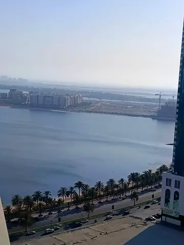 للإيجار السنوي بالشارقة – كورنيش الخان. استوديو عائلي واسع بتكييف مركزي، حمام ومطبخ، موقع مميز قريب من الخدمات. الإيجار 29,000 درهم، والدفع 4 أو 6 دفع