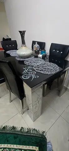 Modern black glass dining table with 6 tufted chairs - excellent condition
