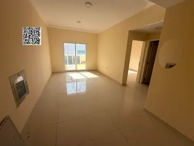 شقة غرفة وصالة للإيجار السنوي في الجرف 3 بعجمان، على الشارع الرئيسي وقريبة من جميع الخدمات، غرفة وصالة، حمام، مع تسهيلات في الدفع.