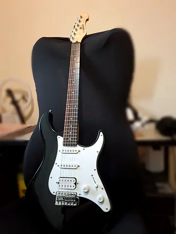 Yamaha Electric guitar-Like new.