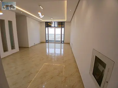 شقة ثلاث غرف وصالة للإيجار السنوي بعجمان بالنعيمه3 بإطلالة مفتوحة على المدينة بلكون وموقف سيارات خاص