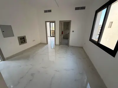 شقة غرفة وصالة أول ساكن في العالية، غرفة ماستر، بلكونة، خزائن حائط، تكييف مركزي، موقع مميز وسهولة الوصول للشارقة ودبي.