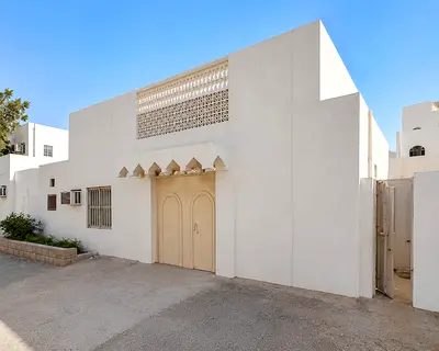 للبيع – بيت عربي في منطقة القادسية فرصة ذهبية للاستثمار بعائد إيجاري مميز، بيت عربي بموقع ممتاز ومساحة واسعة في منطقة حيوية. مواصفات العقار: المساحة: