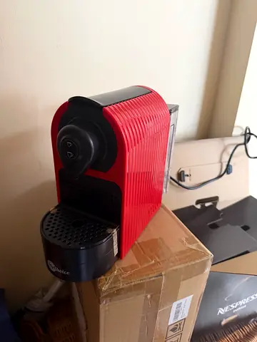 Used capsule coffee machine - compact red espresso maker