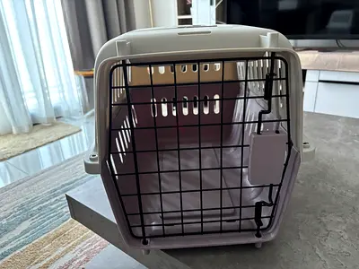 Plastic Pet Carrier / Travel Crate for cats and dogs - Excellent Condition