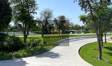 أرض سكنية مميزة | تملك حر | زاوية بالكامل | إطلالة خلفية مفتوحة | فرصة استثمارية استثنائية في الزاهية – الشارقة