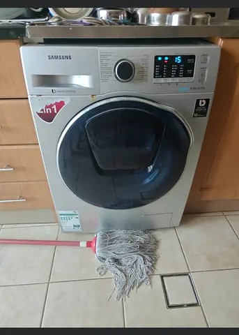 Samsung Front Load Washer Dryer Combo - 8kg, Good Working Condition..slightly rusted outside