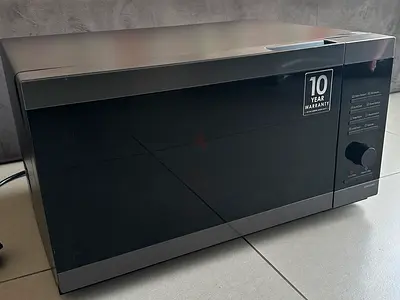 Used countertop solo microwave oven 40 L- excellent condition, 10-year warranty sticker