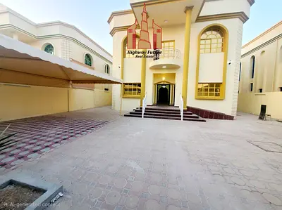 4 Bed room 2 hall Majlis maids room parking big villa like new 120k