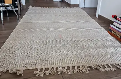Beige textured woven area rug with tassels – 150x230cm (approx.)
