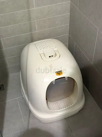 Covered/hooded cat litter box - clean, good condition