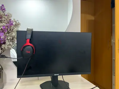 monitor with headphones