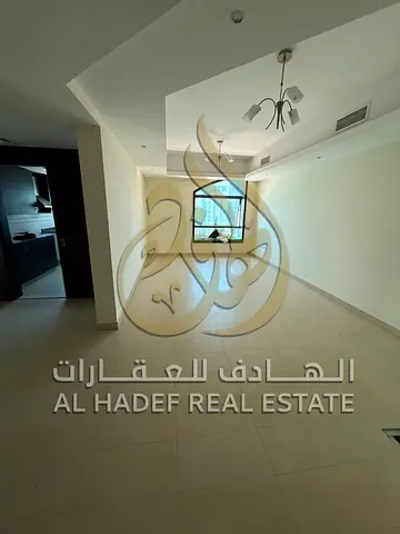 🌊 شقة غرفتين وصالة بإطلالة بحرية في الممزر | غرفة ماستر + ستور + خزائن بالحائط | تكييف على المالك | باركن وجيم ومسبح مجاني