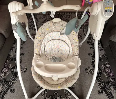 Graco electric baby swing with tray and toys - good condition