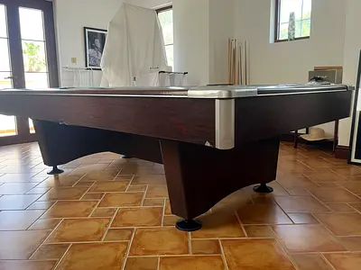 9 fet Pool / Billiards Table - Sturdy Dark Wood Finish Used