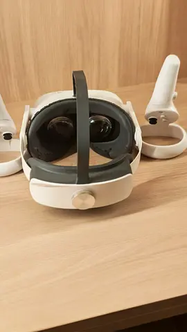 Standalone VR Headset with Controllers - Good Condition (pico neo 3 pro eye)