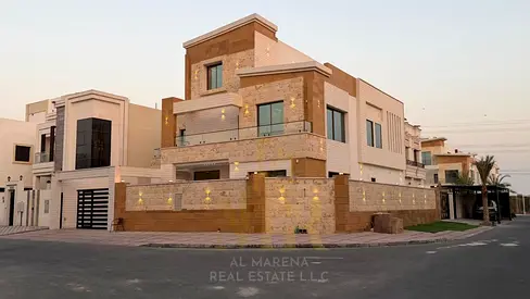 Corner villa, two floors and a roof, directly from the owner, personal finishing, on a main street,