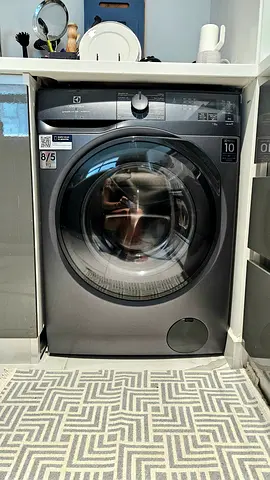 (Still Under Warranty) ELECTROLUX UltimateCare 300 Washer Dryer 8/5kg - Like New