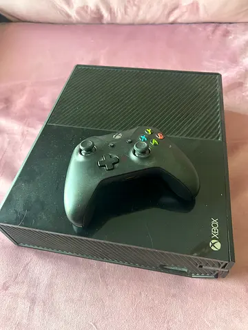 Xbox One console with wireless controller - used, working