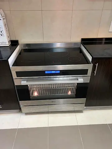 Midea Stylish Induction 5 Burners Cooking Range Sam Like New condition 90cm