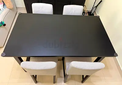 Dining table with 4 chairs in good condition
